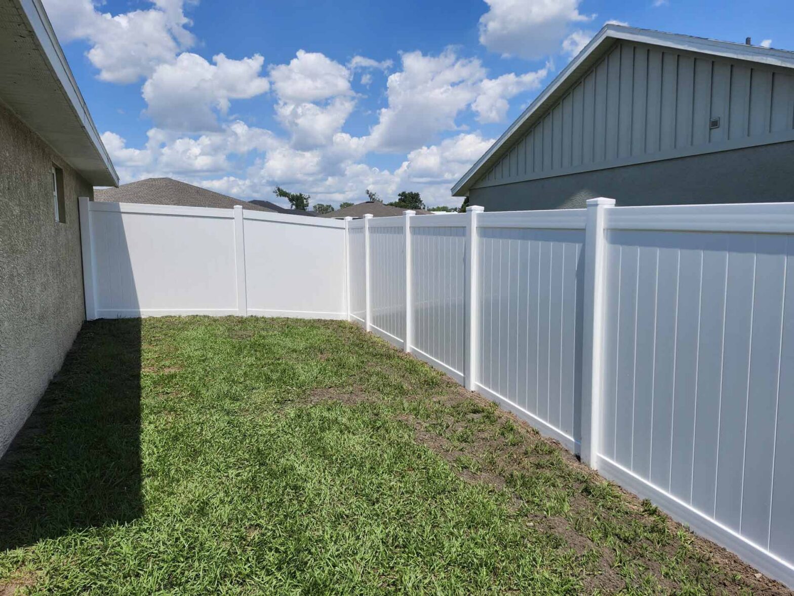 Photo of vinyl privacy fence in Wimauma, Florida