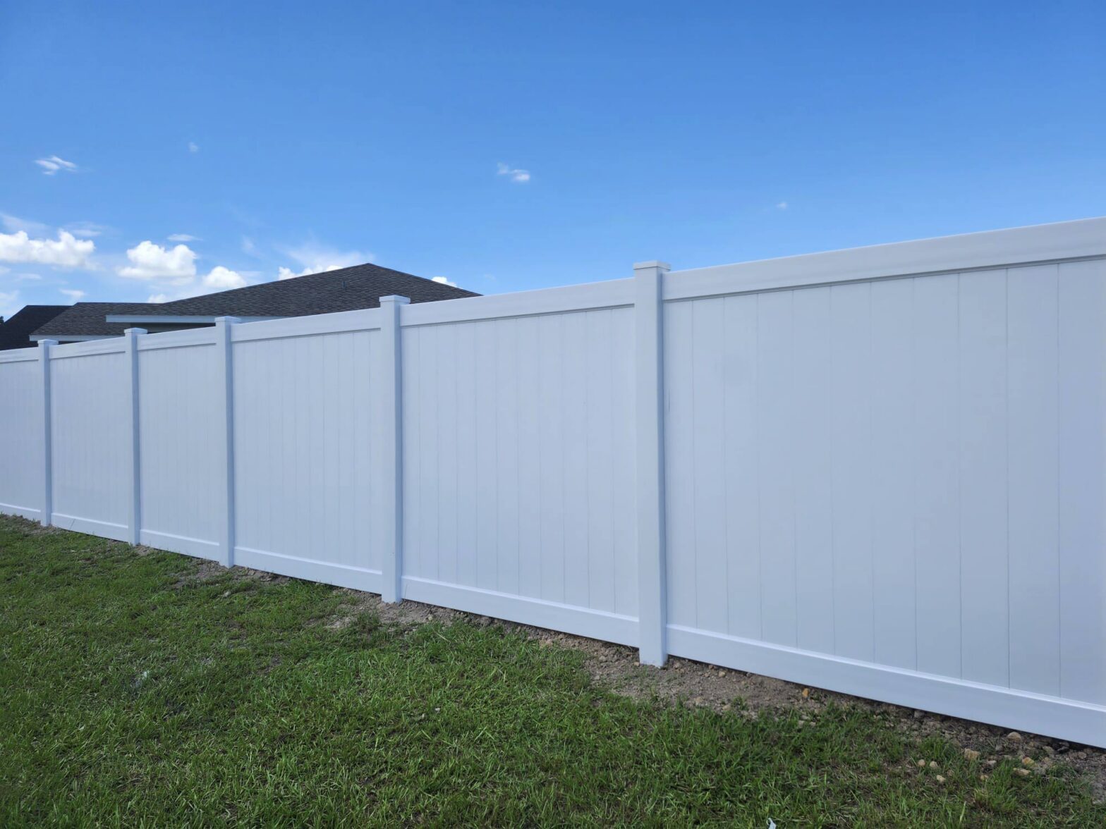 white vinyl fence in Wimauma Florida