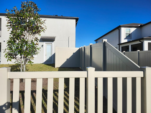 vinyl picket fence in Wimauma Florida