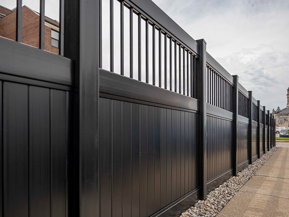 Commercial Vinyl fence company in the Wimauma, Florida area.