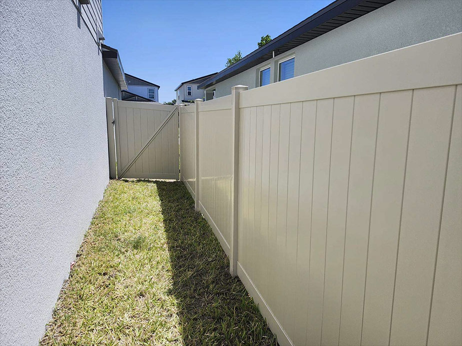 Wimauma Florida vinyl privacy fencing